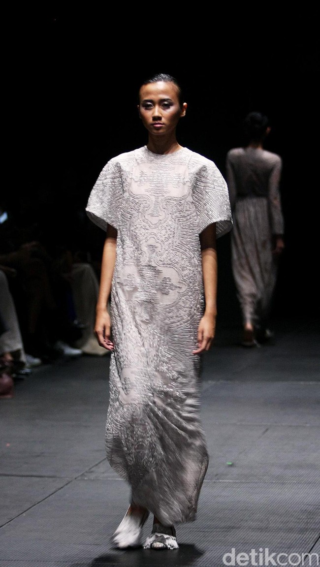 Koleksi terbaru Sapto Djojokartiko di Plaza Indonesia Fashion Week 2017. Plaza Indonesia Lt.8, Thamrin. Jakarta. [Foto: Mohammad Abduh/Wolipop]