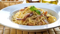 Jangan membekukan pasta sisa di dalam kulkas. Menurut ahli, ini bisa merusak rasa dan tekstur pasta yang sudah Anda masak. Suhu yang terlalu rendah bisa membuat pasta lembab. Kelembaban ini menyebabkan mie pasta membengkak. Jadi wajar saja kalau rasanya akan berubah. Foto: iStock