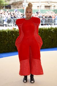 Pakai Kostum Merah, Istri Pharrell Dibilang Mirip Teletubby