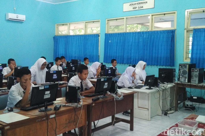 Siswa SMP di Gunungkidul, DI Yogyakarta mengikuti Ujian Nasional Berbasis Komputer (UNBK) hari ini, Selasa (2/5/2017)