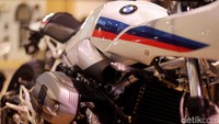 BMW R NineT Racer juga mengusung teknologi modern seperti ABS dan ASC untuk mengadirkan handling sporty dan tetap aman untuk pengendaranya. Sama seperti model BMW R nineT lainnya, ia juga dibekali mesin 2 silinder Boxer berkapasitas 1.200 cc yang mampui menghasilkan tenaga sebesar 110 HP.