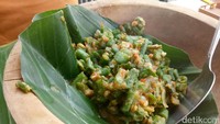 Kalau tak terlalu suka pedas, Anda bisa mencoba pencok kacang yang tercecap agak asam dengan semburat kencur enak.