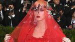 Katy Perry Tampil Merah Artistik
