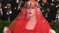 Begini gaya Katy Perry saat hadir di Costume Institute Gala. Foto: Dia Dipasupil/Getty Images
