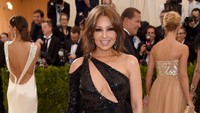 Ini penampilan Thalia, si Maria Mercedes dalam ajang yang tahun ini bertema Rei Kawakubo/Comme des Garcons: Art Of The In-Between. Foto: Dia Dipasupil/Getty Images