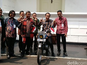 Sopir Angkot, Kuli, dan Tukang Tambal Ban Genjot Minat Baca