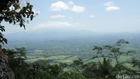Pemandangan Magelang serta jajaran pegunungan dari Watu Kendil. Sungguh indah dan mempesona (Randy/detikTravel)
