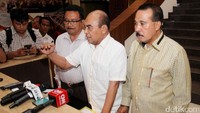 Freddymengatakan surat teguran tersebut dikeluarkan karena komentar Yorrys yang menyudutkan Ketua Umum Partai Golkar Setya Novanto dengan melontarkan pernyataan yang menyebut bila Setnov hampir pasti menjadi tersangka dalam kasus dugaan korupsi e-KTP.