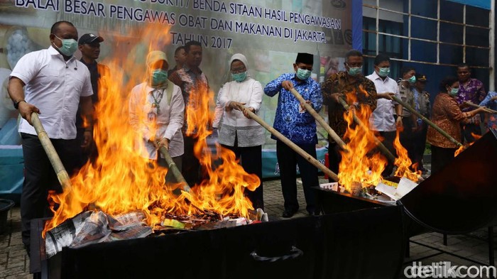 Balai Besar Pengawasan Obat dan Makanan memusnahkan barang bukti produk ilegal di kantor BPOM, Cipayung, Jakarta. Barbuk tersebut dimusnahkan dengan cara dibakar.