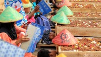 Mereka melakukan aksi ini sejak Selasa (25/4) pekan lalu.