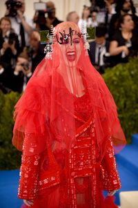 Foto: Katy Perry Jadi 'Pengantin Merah' di Met Gala