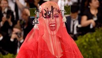 Katy Perry memakai gaun merah dalam Met Gala 2017 yang kali ini bertema Rei Kawakubo/Comme des Garcons: Art Of The In-Between. Foto: Dia Dipasupil/Getty Images