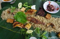 Menyantap Liwet dengan Cumi dan Ikan  Nila  Goreng di Warung 