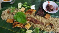Nasi liwet yang dibuat dengan campuran kaldu ikan hasilkan citarasa gurih. Satu persatu lauknya disusun rapih dengan tambahan lauk seperti ikan peda, ikan nila goreng, tahu, tempe, cumi hitam serta aneka lalapan.Nasi liwet ini hanya bisa dipesan H-2 sebelumnya dan minimal pemesanan 4 prosi. Mampir yuk!