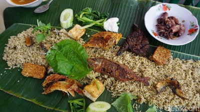 Enaknya Makan Siang Ramai-ramai Menyantap Nasi Liwet Sundaan Di Sini