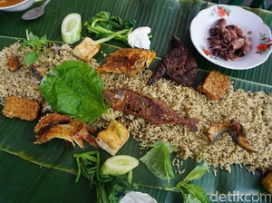 Warung Teteh: Nikmatnya Rame-rame Menyantap Nasi Liwet Khas Sunda Beralas Daun