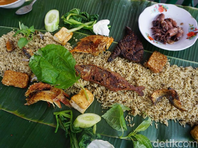 Enaknya Makan Siang dengan Nasi Liwet Komplet di 5 Tempat Ini