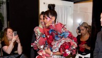 Wanita yang akrab disapa Riri itupun langsung menjadi pusat perhatian kala meninggalkan hotel menuju lokasi acara Rei Kawakubo, Comme des Garcons: Art of the In-Between. Roy Rochlin/Getty Images/detikFoto.