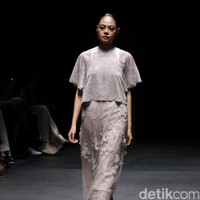 Koleksi terbaru Sapto Djojokartiko di Plaza Indonesia Fashion Week 2017. Plaza Indonesia Lt.8, Thamrin. Jakarta. [Foto: Mohammad Abduh/Wolipop]