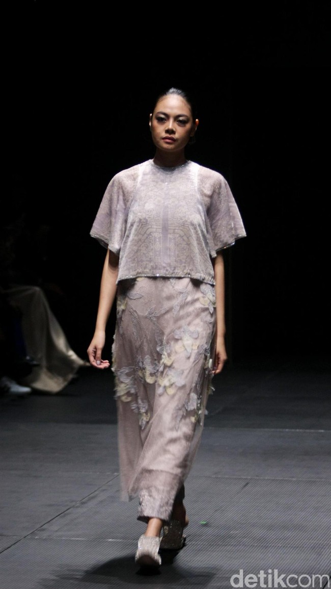 Koleksi terbaru Sapto Djojokartiko di Plaza Indonesia Fashion Week 2017. Plaza Indonesia Lt.8, Thamrin. Jakarta. [Foto: Mohammad Abduh/Wolipop]