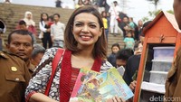 Bahkan, news anchor kondang Najwa Shihab juga terlihat hadir mendukung pustaka baca tersebut.