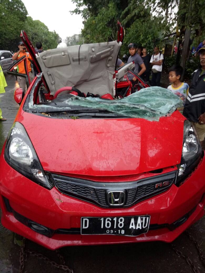 Mobil Yang Tertimpa Pohon Di Dekat UI Sudah Dievakuasi Lalin Lancar