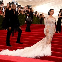 Kim selalu dituduh pasang implan. Ibu tiga anak itu pun membuktikannya keasliannya dengan X-ray. Saudara perempuanku telah menantangku untuk merontgen bokongku karena banyak orang mengatakan aku memakai implan. Aku lelah dituduh seperti itu, ujar Kim kepada dokternya dalam salah satu episode Keeping Up With the Kardashians. Foto: Getty Images