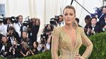 Blake Lively Tampil Hot dengan Gaun Emas Unik