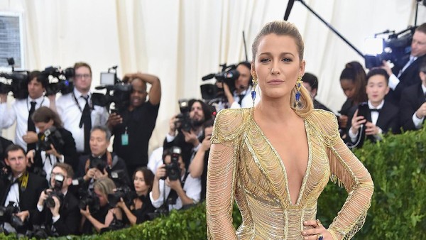 Blake Lively Tampil Hot dengan Gaun Emas Unik