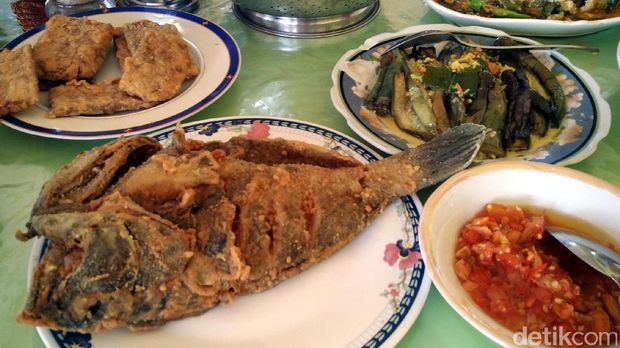 Ikan goropa goreng tepung, sayur terong dan sambal dabu (Wahyu/detikTravel)