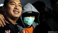 Iwa K usai jalani pemeriksaan di BNN, Cawang, Jakarta Timur, Selasa (2/5).