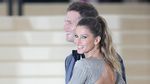 Sexy Backless, Lekukan Indah Tubuh Gisele Bundchen