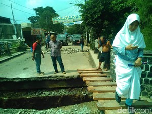 Perbaikan Jembatan Kali Krukut Depok yang Amblas Butuh 2 Pekan