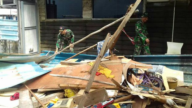 Puluhan rumah di Batam rusak akibat diterjang hujan yang disertai angin kencang.