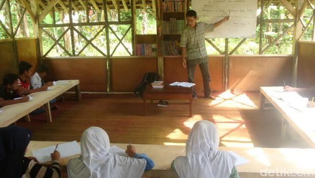 Kegiatan belajar mengajar di MTs Pakis.