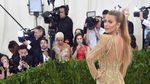 Blake Lively Tampil Hot dengan Gaun Emas Unik