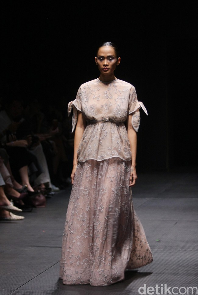 Bila Anda ingin mencari atasan yang lebih unik untuk dipadukan dengan rok, model seragam bridesmaid seperti rancangan Sapto Djojokartiko ini bisa dipertimbangkan. (Foto: Mohammad Abduh/Wolipop)