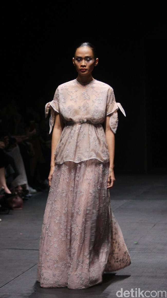 Koleksi terbaru Sapto Djojokartiko di Plaza Indonesia Fashion Week 2017. Plaza Indonesia Lt.8, Thamrin. Jakarta. [Foto: Mohammad Abduh/Wolipop]