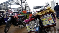 Mereka terbilang aktivis penggenjot minat baca. Profesi utama mereka antara lain sopir angkot, sopir bemo, kuli bangunan, hingga tukang tambal ban.