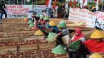 Petani Karawang Bertahan dengan Aksi Kubur Diri