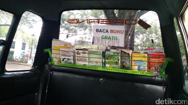  Aktivis Minat Baca: Beraksi Sambil Jual Jamu hingga Naik Perahu