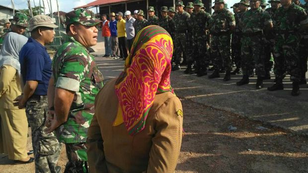 Kodim 0316  Batam menerjunkan personelnya membantu memperbaiki rumah warga.