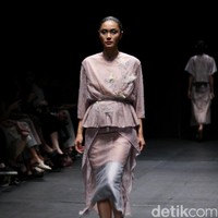 Koleksi terbaru Sapto Djojokartiko di Plaza Indonesia Fashion Week 2017. Plaza Indonesia Lt.8, Thamrin. Jakarta. [Foto: Mohammad Abduh/Wolipop]