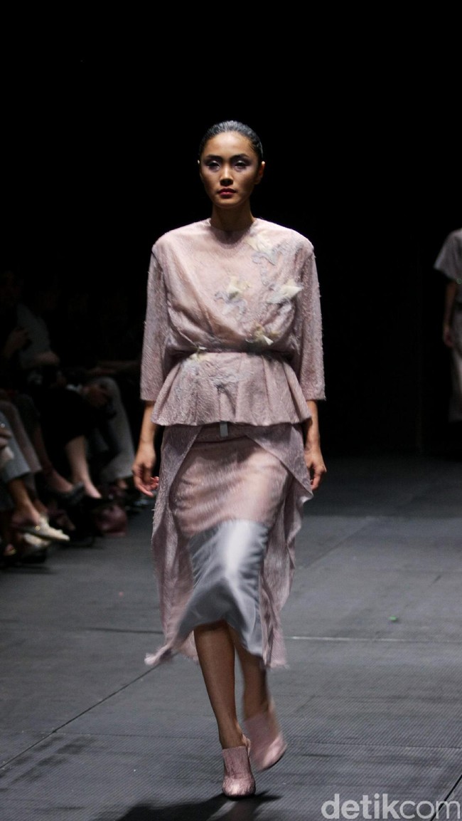 Koleksi terbaru Sapto Djojokartiko di Plaza Indonesia Fashion Week 2017. Plaza Indonesia Lt.8, Thamrin. Jakarta. [Foto: Mohammad Abduh/Wolipop]