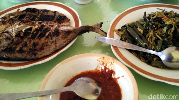 Ikan Bobara bakar, sambal dan sayur bunga pepaya (Wahyu/detikTravel)