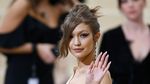 Gigi Hadid Tampil Seksi, Tapi Kok Sendirian?