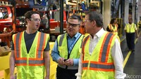 Zuckerberg terlihat bekerja di pabrik mobil pikap legendaris Ford F-150 di Dearborn, Michigan, Amerika. Dia memasang panel pintu mobil.