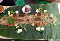Warung Teteh : Nikmatnya Rame-rame Menyantap Nasi Liwet Khas Sunda Beralas Daun