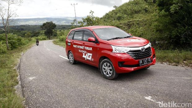 Mengantar Solar demi Sinyal di Perbatasan