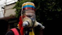 Topeng anti gas air mata. REUTERS/Carlos Garcia Rawlins.